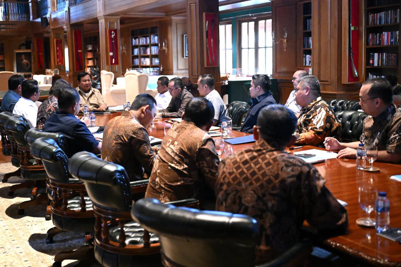 Presiden Prabowo Subianto memimpin rapat dengan para menteri. (Foto/BPMI)