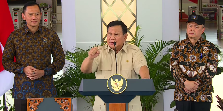 Presiden Prabowo Subianto saat meresmikan Stasiun Tanah Abang Baru. (BeritaNasional/YouTube Setpres)