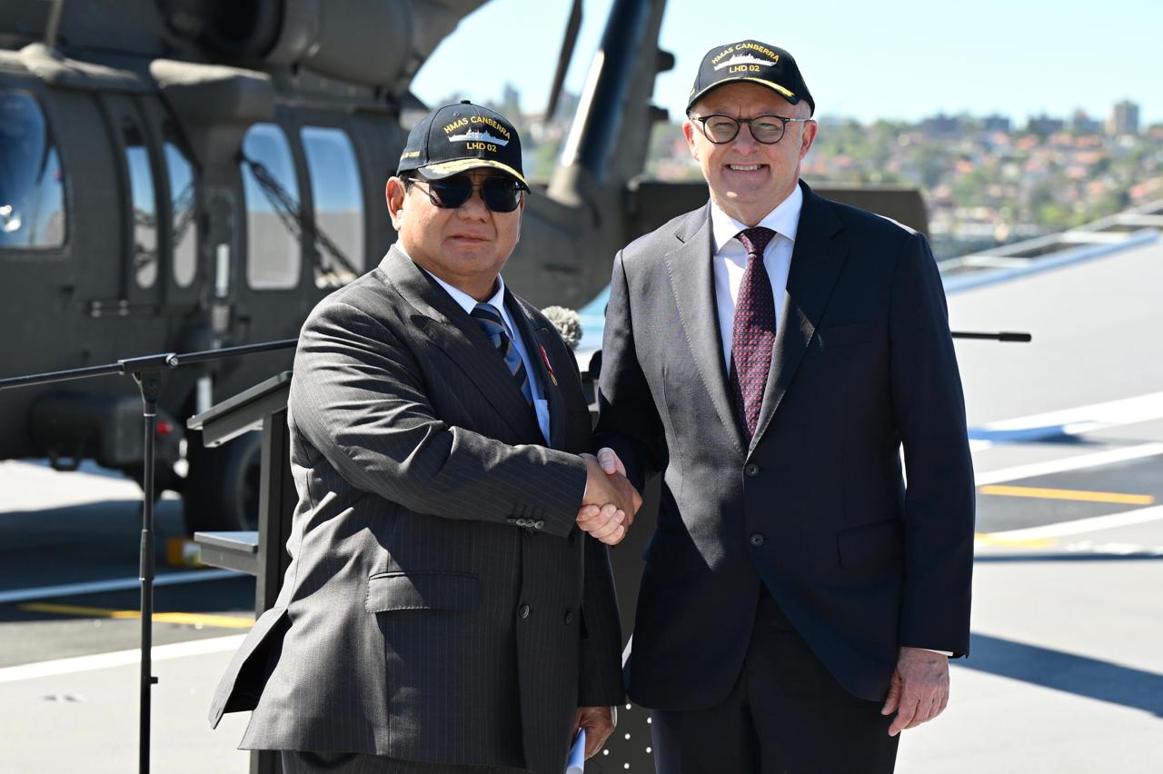 Presiden Indonesia Prabowo Subianto (kiri) bersama PM Australia Anthony Albanese saat meninjau Kapal HMAS Canberra. (Foto/BPMI)