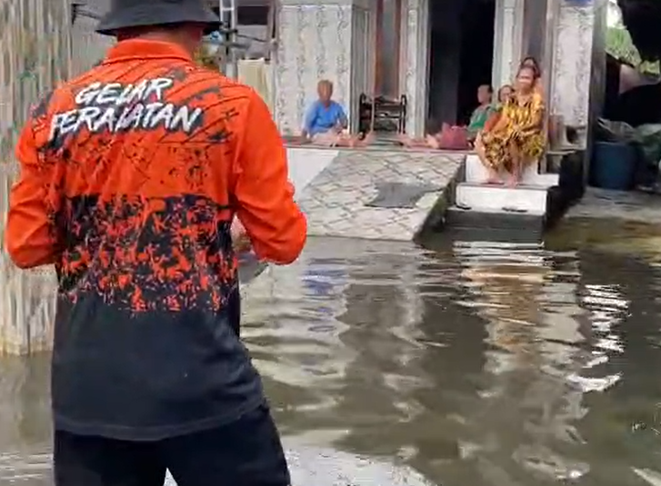 Petugas memberikan bantuan kepada warga korban banjir di Kabupaten Pasuruan Jatim. (BeritaNasional/BNPB))