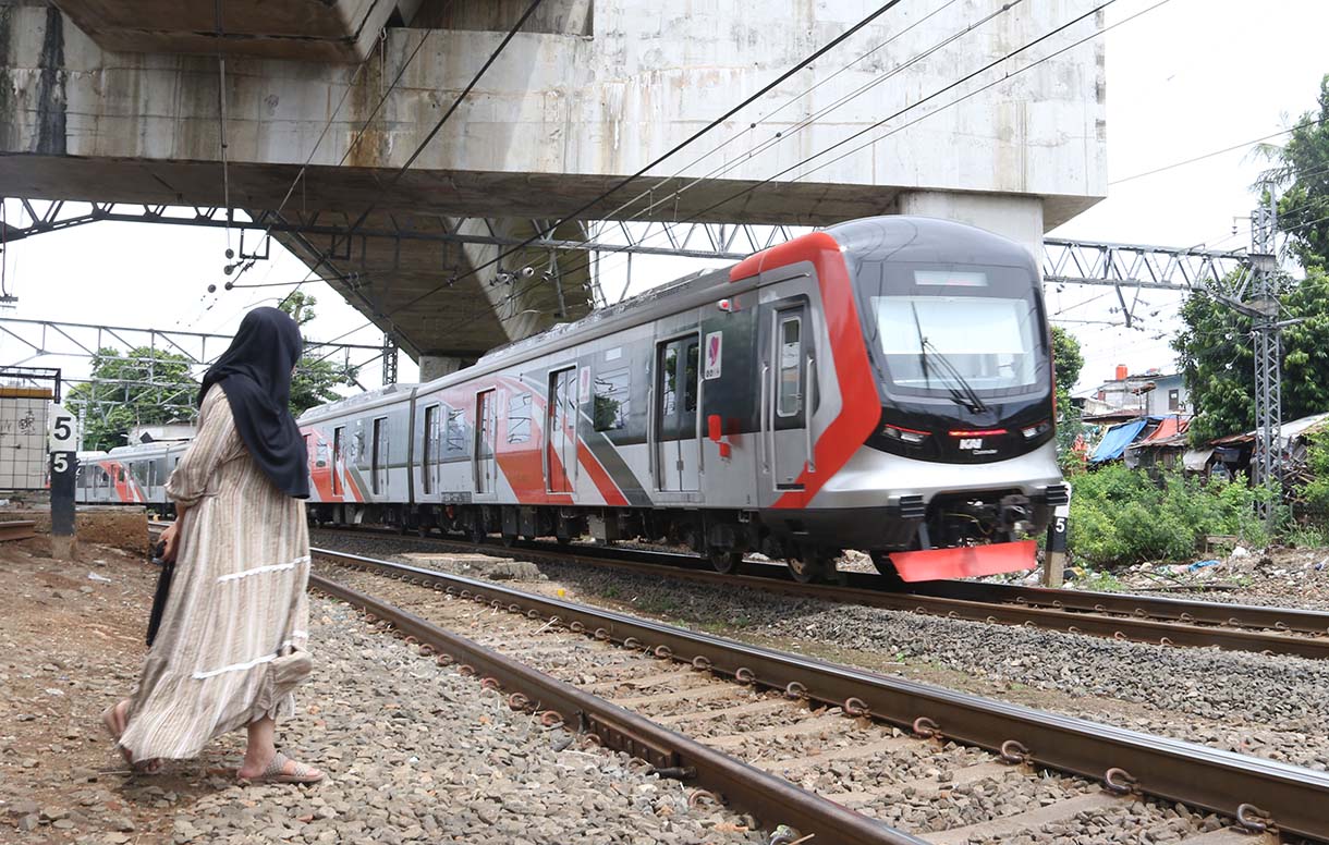 Rangkaian kereta rel listrik (KRL) melintas di Kawasan Stasiun Manggarai, Jakarta, Rabu (5/11/2025).(Beritanasional.com/Oke Atmaja)
