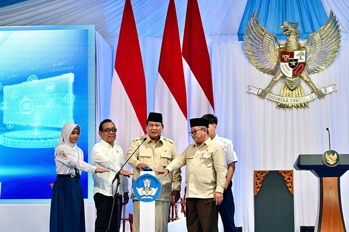 Presiden Prabowo Subianto (tengah) didampingi Menteri Koordinator Bidang Pembangunan Manusia dan Kebudayaan Pratikno (kedua kiri), Menteri Pendidikan Dasar dan Menengah (Mendikdasmen) Abdul Mu'ti (kedua kanan), dan perwakilan siswa meluncurkan program Digitalisasi Pembelajaran Untuk Indonesia Cerdas di SMP Negeri 4 Bekasi, Jawa Barat, Senin (17/11/2025).  (Biropers)