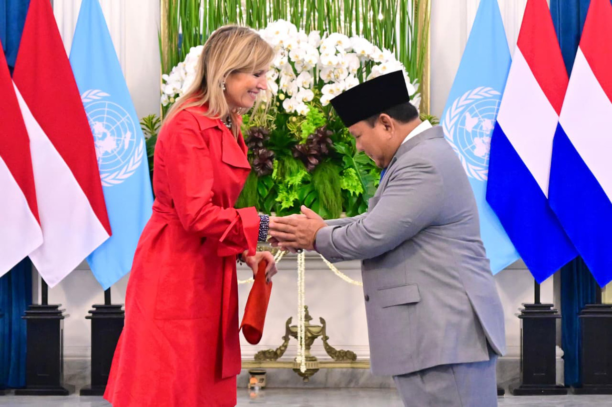 Presiden Prabowo Subianto (kanan) berjabat tangan dengan Advokat Khusus Sekretaris Jenderal Perserikatan Bangsa-Bangsa (PBB) untuk Kesehatan Finansial (UNSGSA) sekaligus Ratu Maxima dari Kerajaan Belanda (kiri) saat melakukan kunjungan di Istana Merdeka, Jakarta, Kamis (27/11/2025).  (Beritanasional.com/Oke Atmaja)