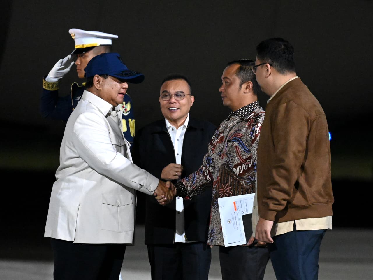 Presiden Prabowo Subianto tiba di Lanud Halim Perdanakusuma disambut Pimpinan DPR Sufmi Dasco Ahmad. (BeritaNasional/Setpres)