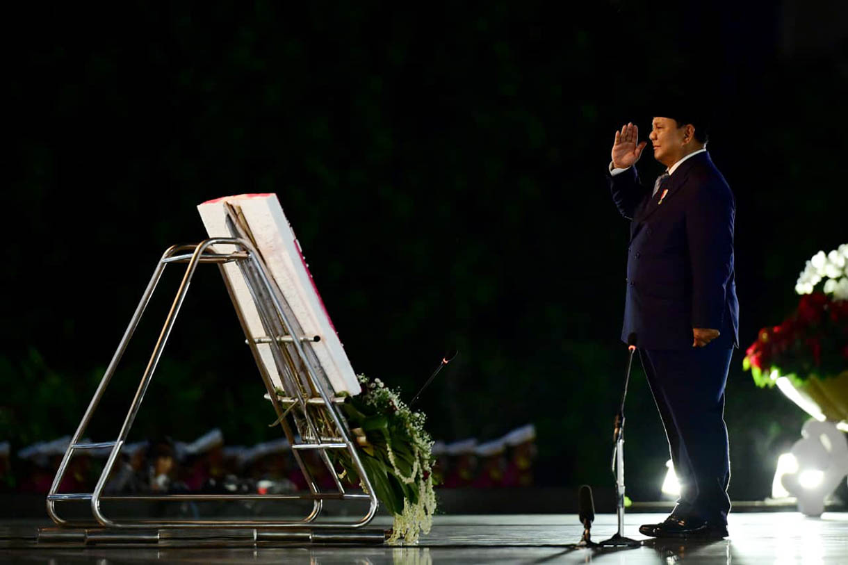 Presiden Prabowo Subianto memberikan hormat usai meletakan karangan bunga dalam Upacara Ziarah Nasional dan Renungan Suci Hari Pahlawan 2025 di Taman Makam Pahlawan Nasional Utama Kalibata, Jakarta, Minggu (9/11/2025). (Biropers)