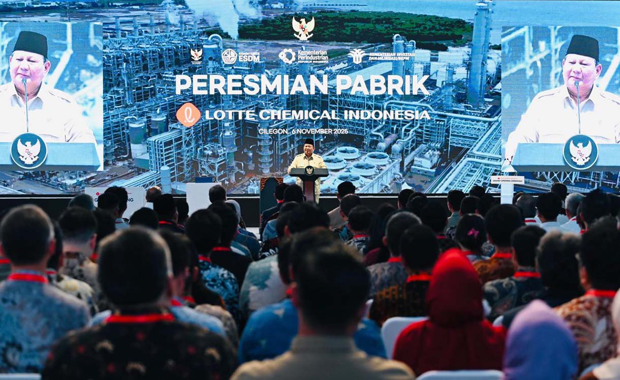 Presiden Prabowo Subianto menyampaikan sambutan saat peresmian pabrik petrokimia Lotte Chemical Indonesia di Kota Cilegon, Banten, Kamis (6/11/2025). (Biropers)