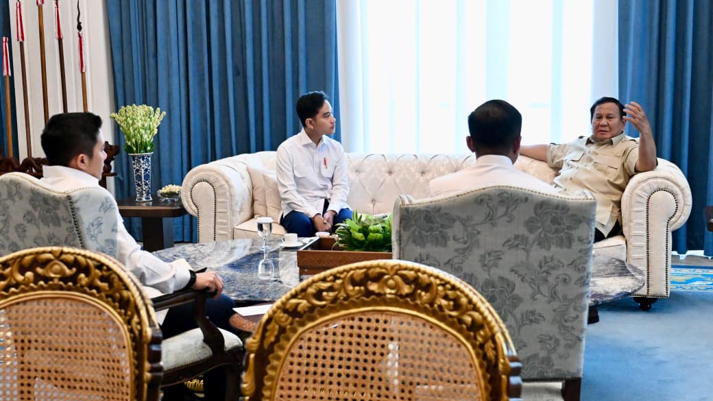 Wapres Gibran Rakabuming Raka melaporkan hasil dalam KTT G20 kepada Presiden Prabowo Subianto di Istana Merdeka Jakarta. (BeritaNasional/setpres)