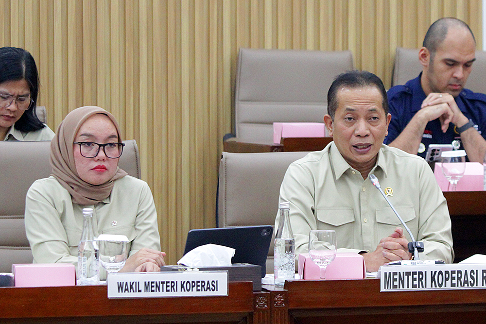 Menteri Koperasi (Menkop) Ferry Juliantono (kanan) Wakil Menteri Koperasi (Wamenkop) Farida Farichah (kiri), mengikuti Rapat Kerja (Raker) dengan Komisi VI DPR. (BeritaNasional/Elvis Sendouw)