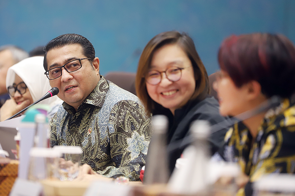 Menteri Ekonomi Kreatif Teuku Riefky Harsya mengikuti rapat kerja bersama komisi VII. (BeritaNasional/Elvis Sendouw)