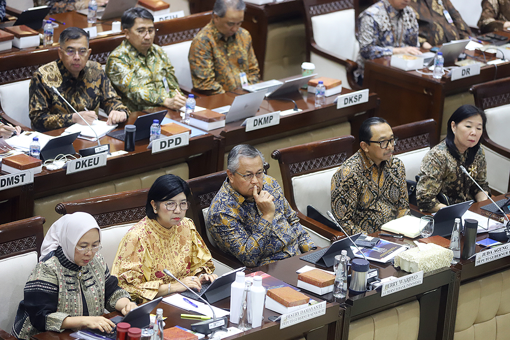 Gubernur Bank Indonesia Perry Warjiyo mengikuti rapat kerja bersama komisi XI. (BeritaNasional/Elvis Sendouw)