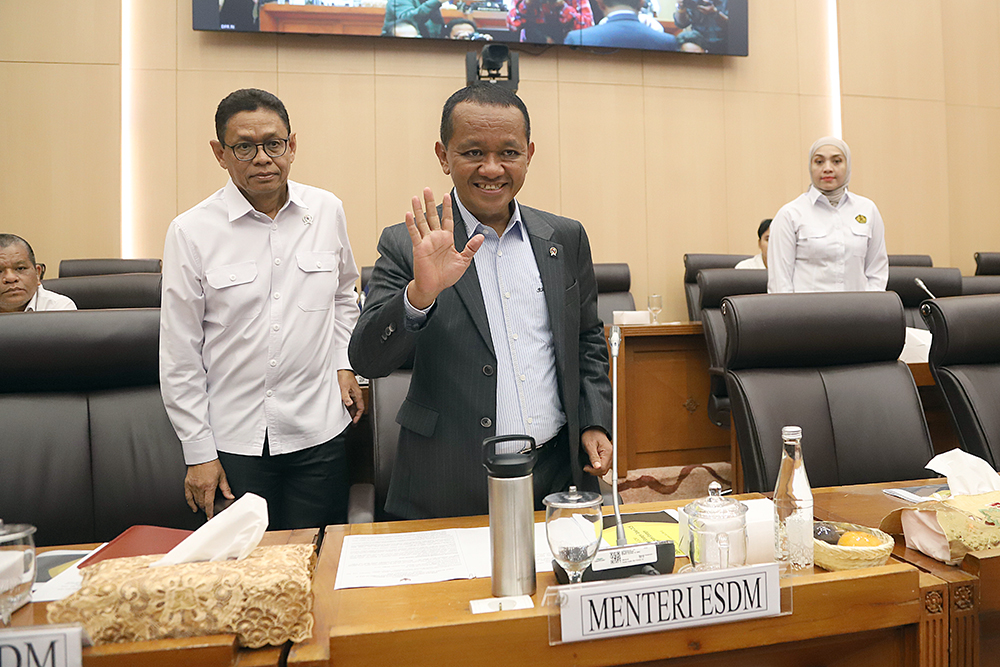 Menteri ESDM Bahlil Lahadalia mengikuti rapat kerja dengan komisi XII bahas realisasi PNBP. (BeritaNasional/Elvis Sendouw)