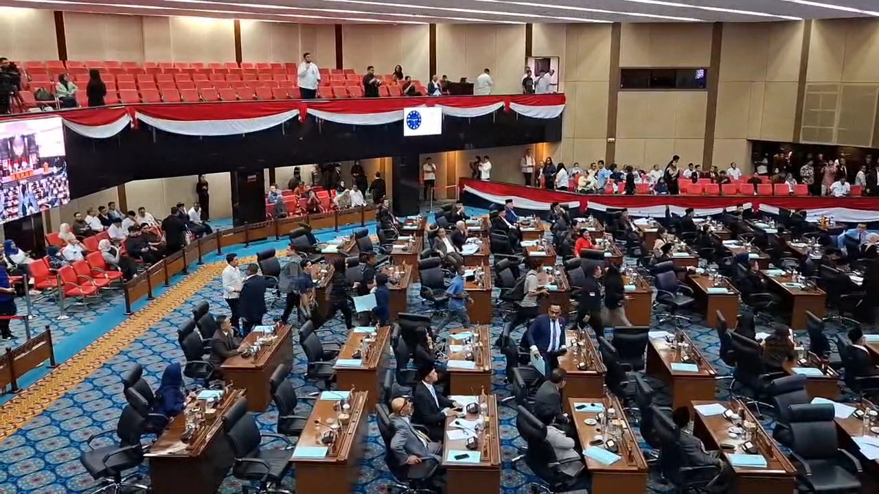Rapat pengesahan APBD 2026 DKI Jakarta ricuh, anggota DPRD interupsi dan walk out. (BeritaNasional/Lydia)