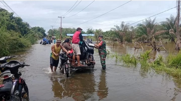 Prajurit TNI membantu evakuasi banjir dan longsor Tapanuli Tengah. (Foto/Instagram Kodam)