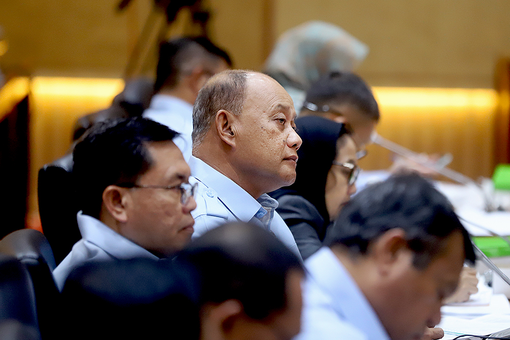 Kepala Badan Gizi Nasional (BGN) Dadan Hindayana mengikuti rapat dengan pendapat bersama komisi IX bahas BGN. (BeritaNasional/Elvis Sendouw)