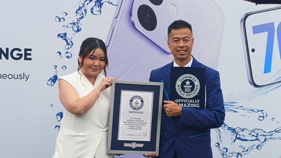 realme C85 pecahkan rekor GUINNESS WORLD RECORDS untuk ponsel dengan ketahanan air terdepan. (BeritaNasional/Iman)