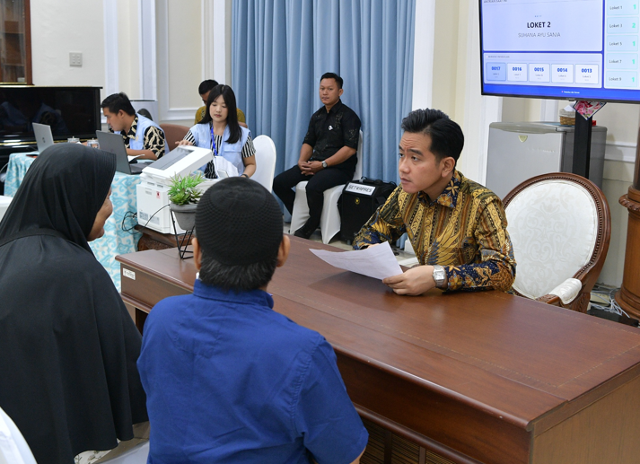 Wapres Gibran Rakabuming Raka mendengarkan pengaduan masyarakat. (BeritaNasional/Setpres)