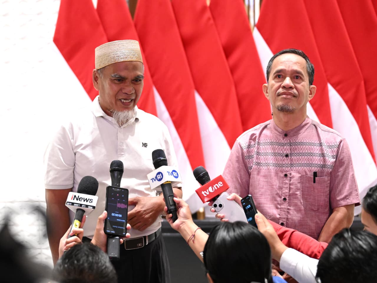 Dua guru Luwu Utara Sulsel Abdul Muis dan Rasnal diberikan rehabilitasi Presiden Prabowo. (BeritaNasional/Setpres)