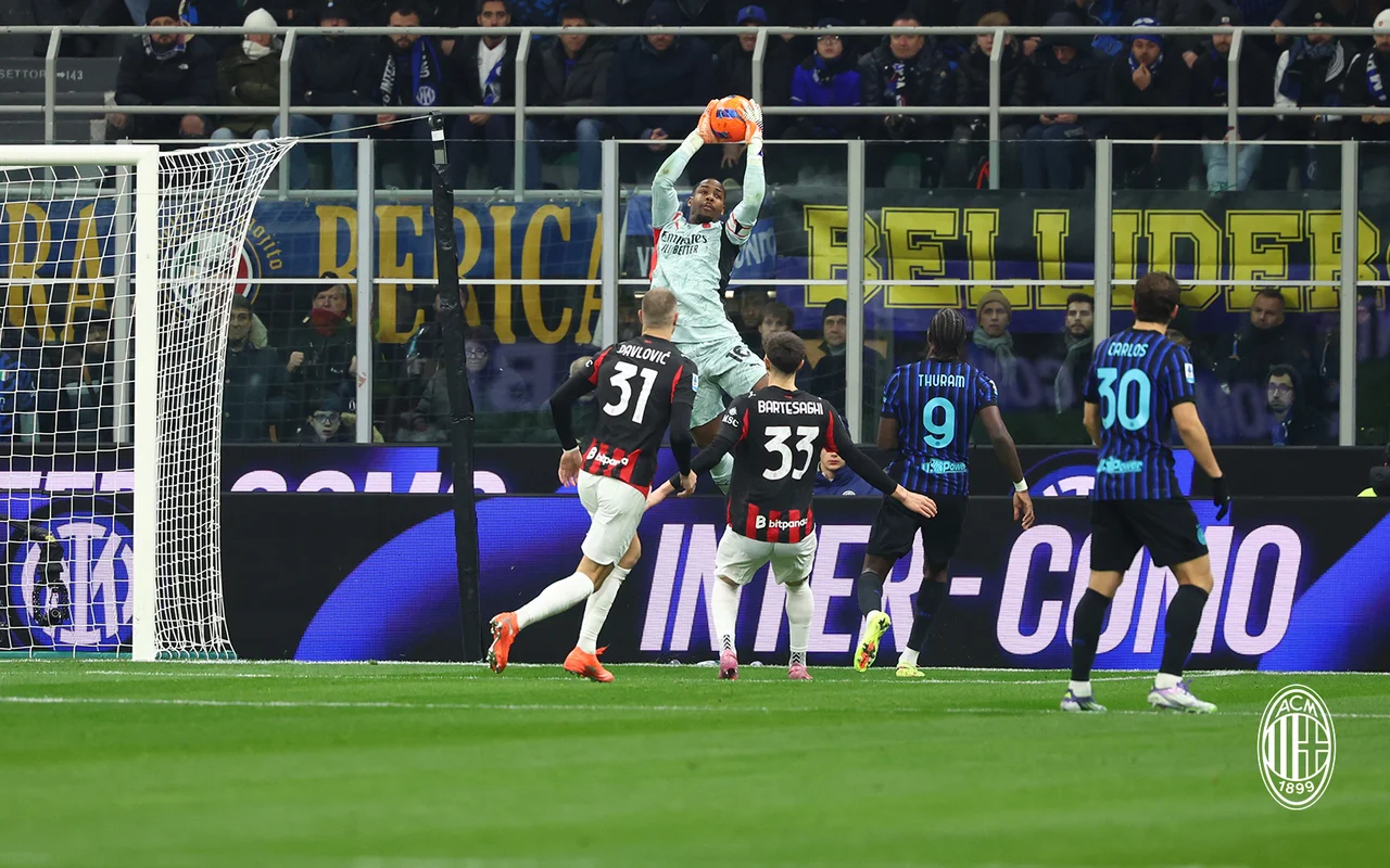 Kiper AC Milan Mike Maignan menangkap bola. (Foto/acmilan.com)