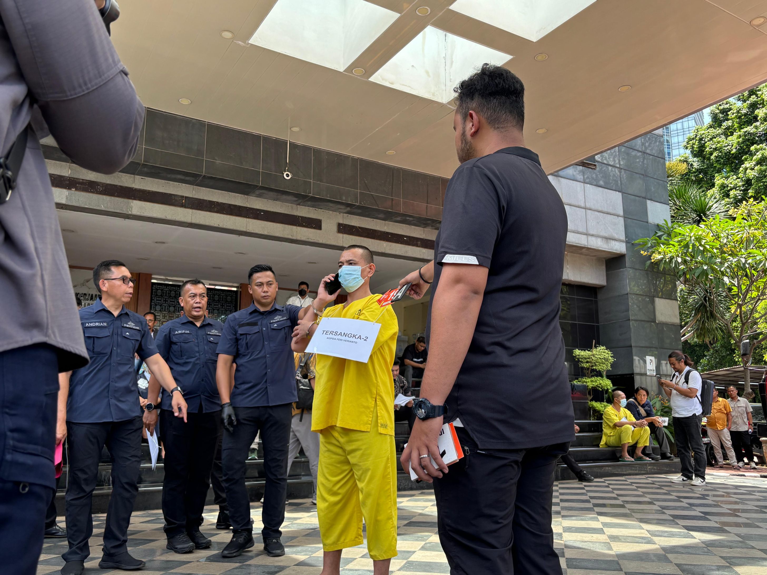 Rekonstruksi pembunuhan Kacab BRI Cempaka Putih, Polda Metro hadirkan 17 tersangka. (Foto/Humas PMJ)