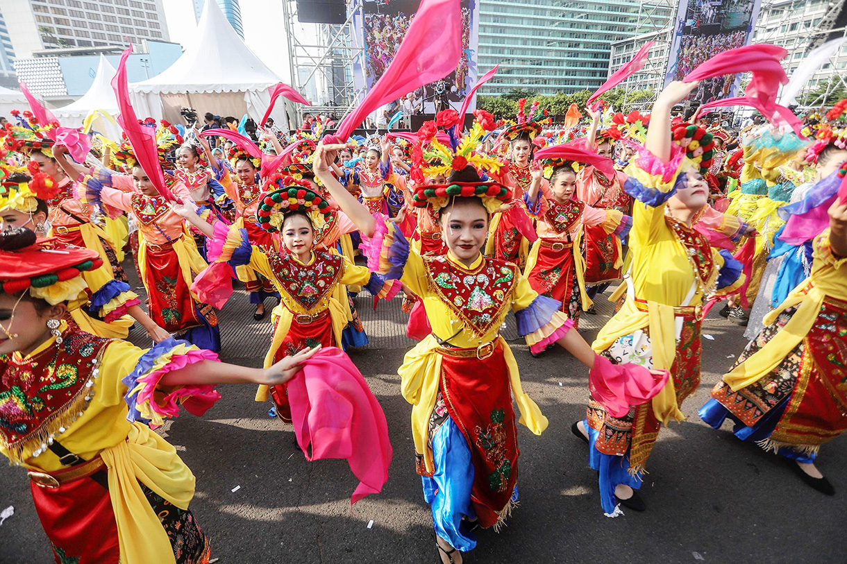 Para penari tampil flashmob Jakarta Penuh Warna saat berlangsungnya Hari Bebas Kendaraan Bermotor (HBKB) di  kawasan Bundaran HI, Jakarta, Minggu (30/11/2025).  (Beritanasional.com/Oke Atmaja)