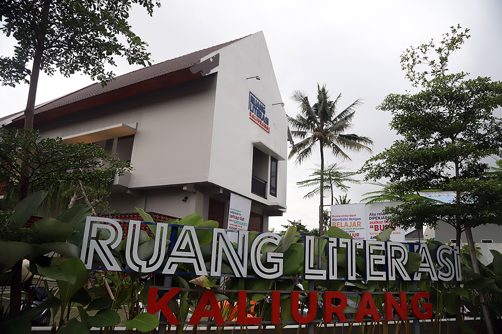 Ruang Literasi Kaliurang: membaca, menulis, diskusi. Buku-buku mulai dari sosial politik, hukum, biografi tokoh hingga buku anak bebas dibaca gratis. (BeritaNasional/Elvis/HO Ruang Literasi)