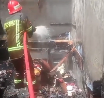 Damkar berupaya memadamkan api yang melalap kamar utama hakim Khamozaro Waruwu. (BeritaNasional/tangkapan layar)