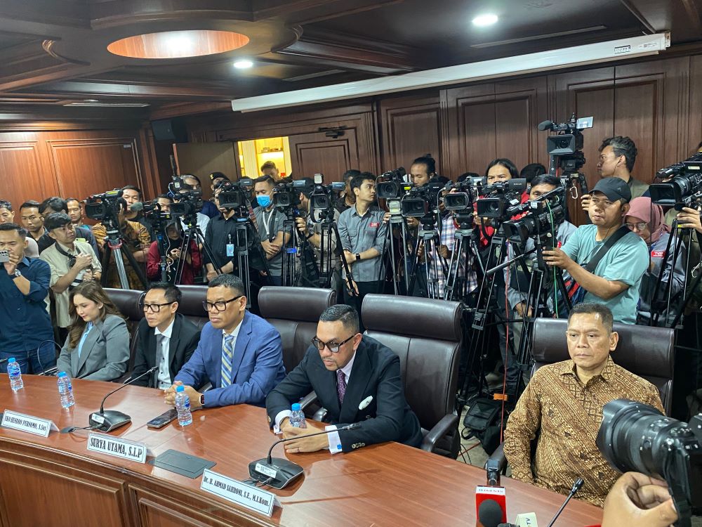 Dari kiri, Nafa Urbach, Eko Patrio, Uya Kuya, Ahmad Sahroni, dan Adies Kadir saat sidang dugaan pelanggaran etik. (BeritaNasional/Ahda)