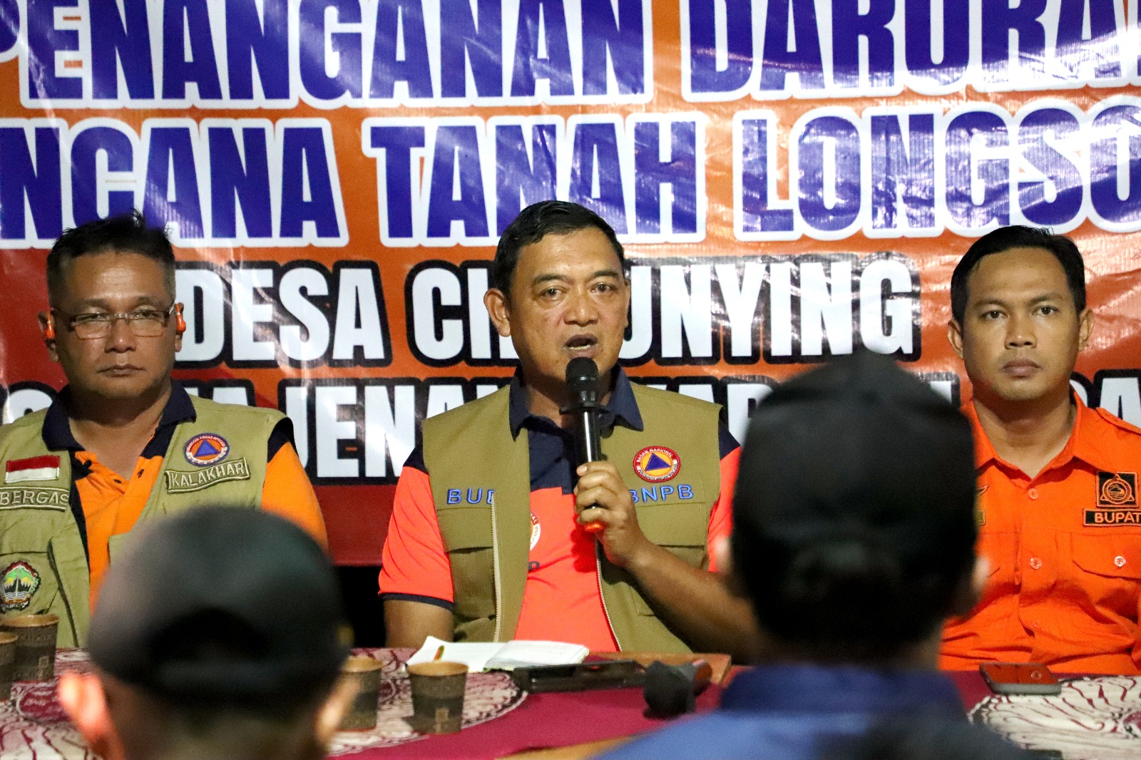 Deputi Bidang Penanganan Darurat BNPB, Mayjen TNI Budi Irawan (tengah) pimpin rapat koordinasi penanganan darurat tanah longsor Cilacap. (BeritaNasional/BNPB))