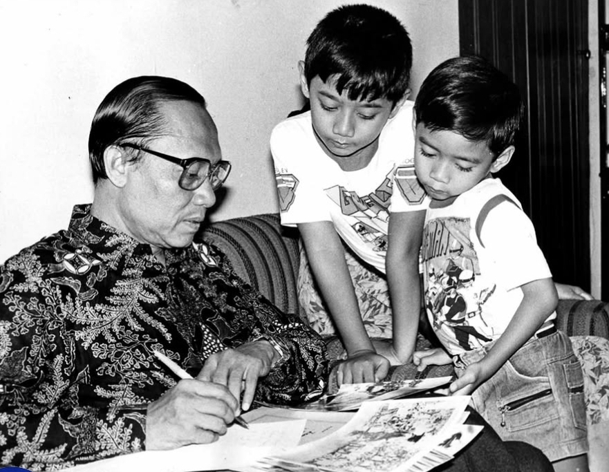 Momen AHY kecil dan adiknya, Ibas bersama sang Kakek, Sarwo Edhie Wibowo. (Foto/Instagram AHY)