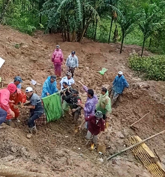 Warga mengevakuasi anggota TNI AD yang tertimbun longsor susulan saat evakuasi korban longsor di Sumatera Barat. (BeritaNasional/Bachtiarudin)