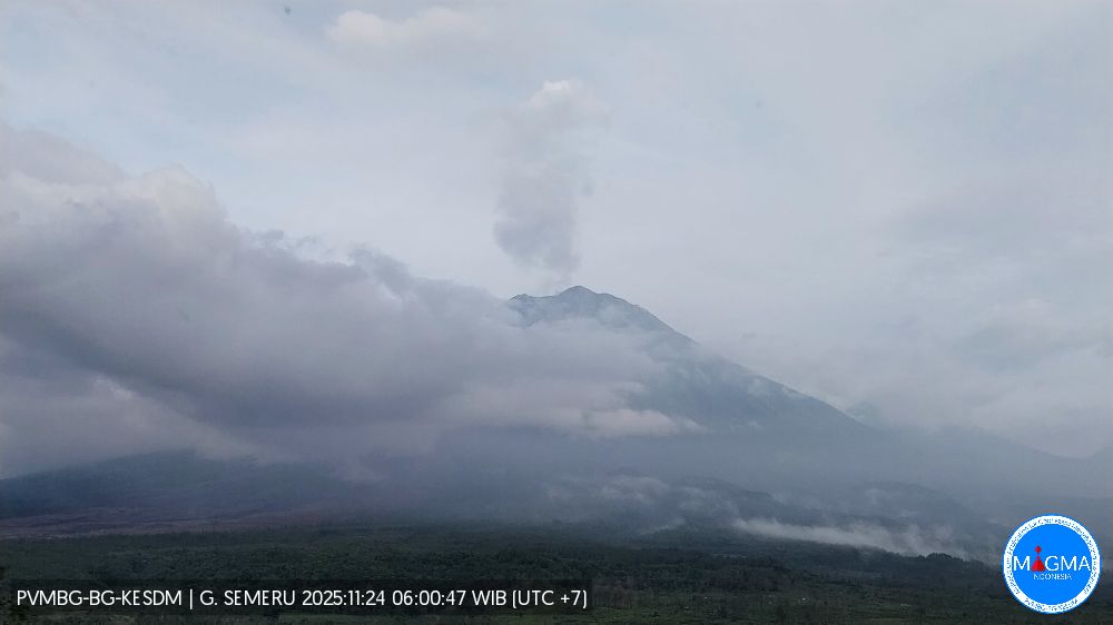 Gunung Semeru yang terpantau pada Senin (24/11/2025). (Foto/Magma ESDM)