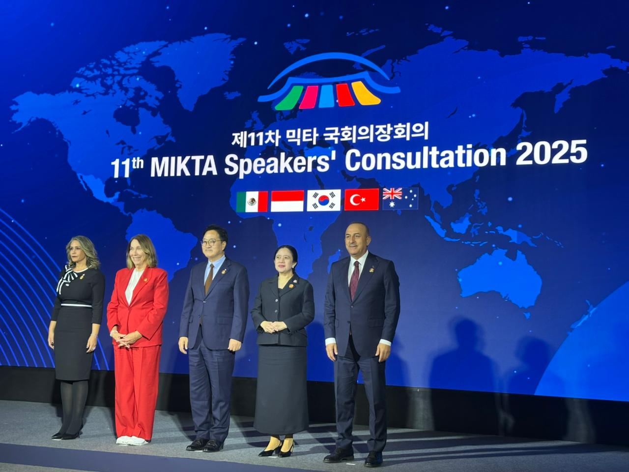 Ketua DPR Puan Maharani berfoto bersama dalam 11th MIKTA Speakers Consultation 2025 yang digelar di Seoul Korea Selatan. (BeritaNasional/istimewa)
