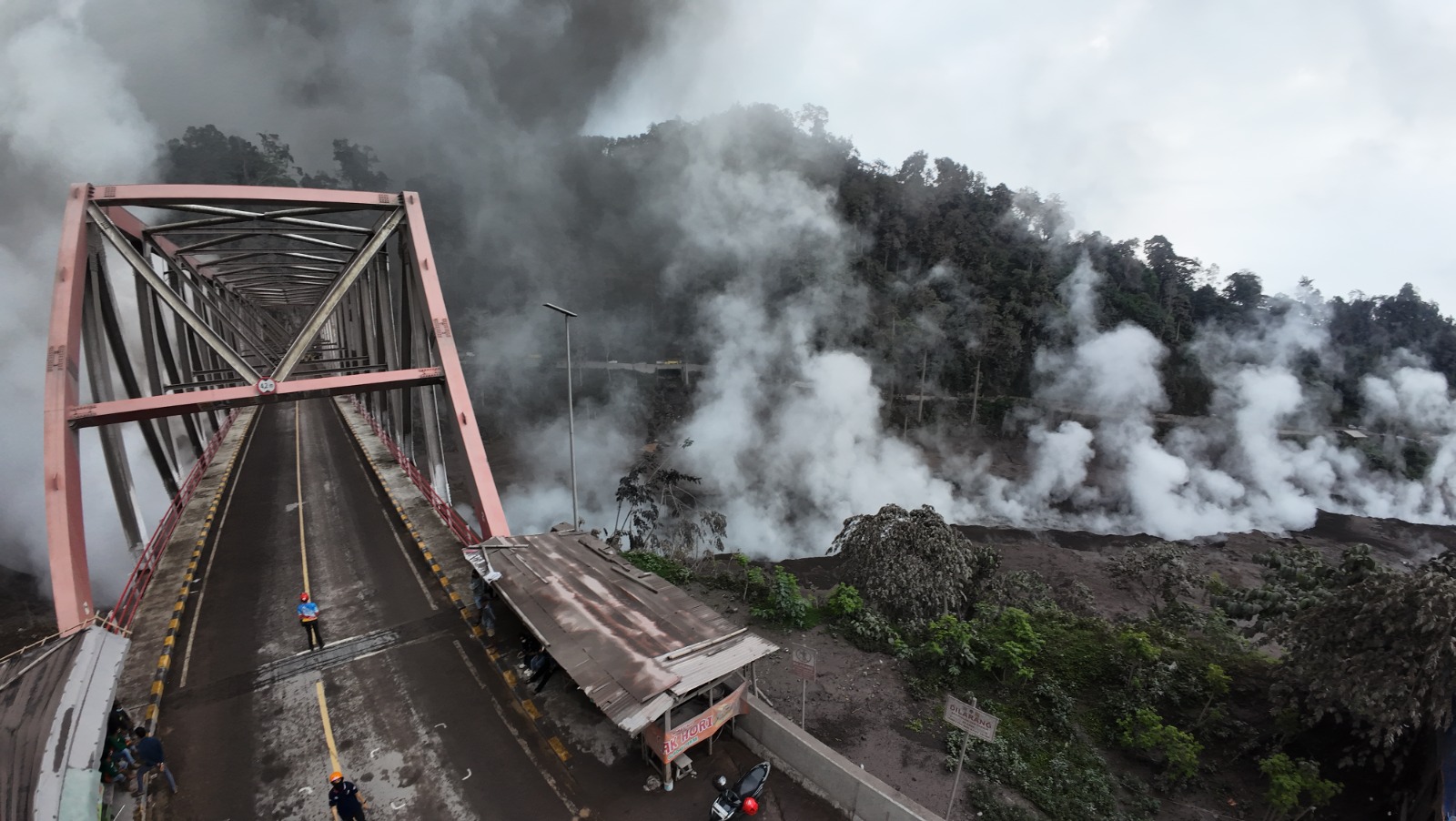 Situasi terkini pasca letusan Gunung Semeru, 3 warga luka berat dan 528 warga mengungsi. (Foto/BNPB)