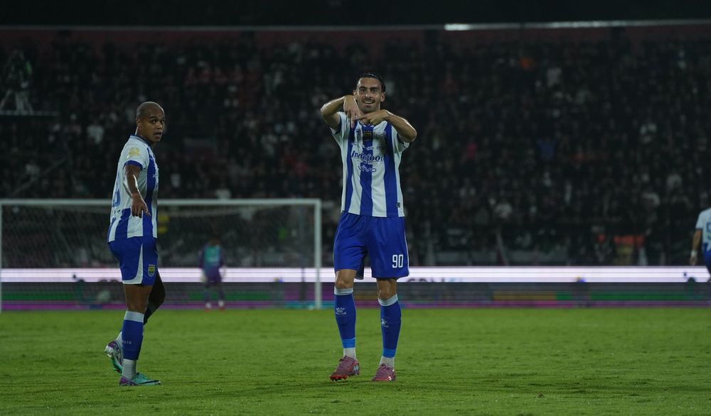 Sundulan Andrew Jung Bawa Persib Bandung Tumbangkan Bali United di I Wayan Dipta Bomber Persib Bandung Andrew Jung (kanan) berselebrasi usai mencetak gol ke gawang Bali United. (Foto/persib.co.id)