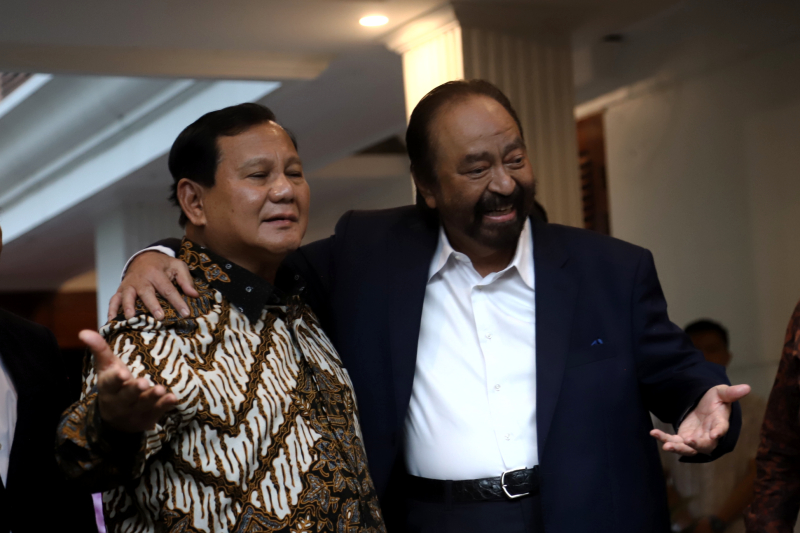 Presiden Prabowo Subianto (kiri) dan Ketum NasDem Surya Paloh. (BeritaNasional/Elvis).
