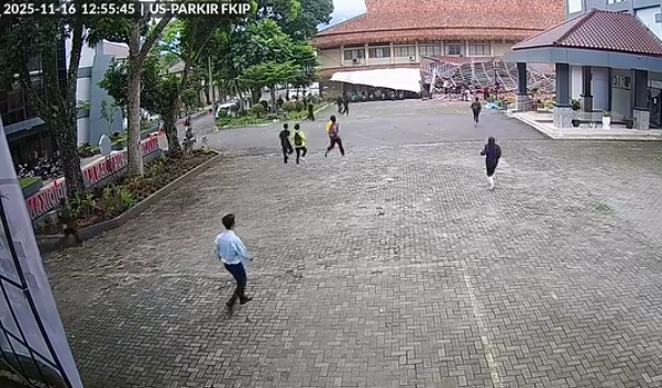 Tak ada angin atau hujan, atap gazebo Universitas Siliwangi ambruk menimpa 18 mahasiswa. (Foto/CCTV FKIP Unsil)