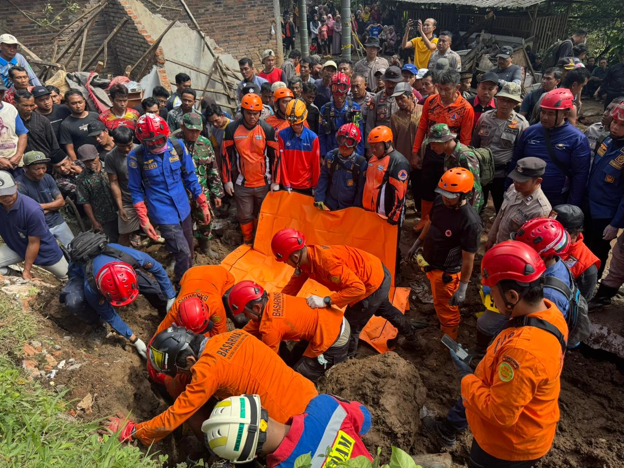Tanah Longsor di Trenggalek, 4 Korban Meninggal Dunia Ditemukan Upaya pencarian dan pertolongan korban longsor di Desa Depok Kabupaten Trenggalek Jawa Timur. (BeritaNasional/BNPB)