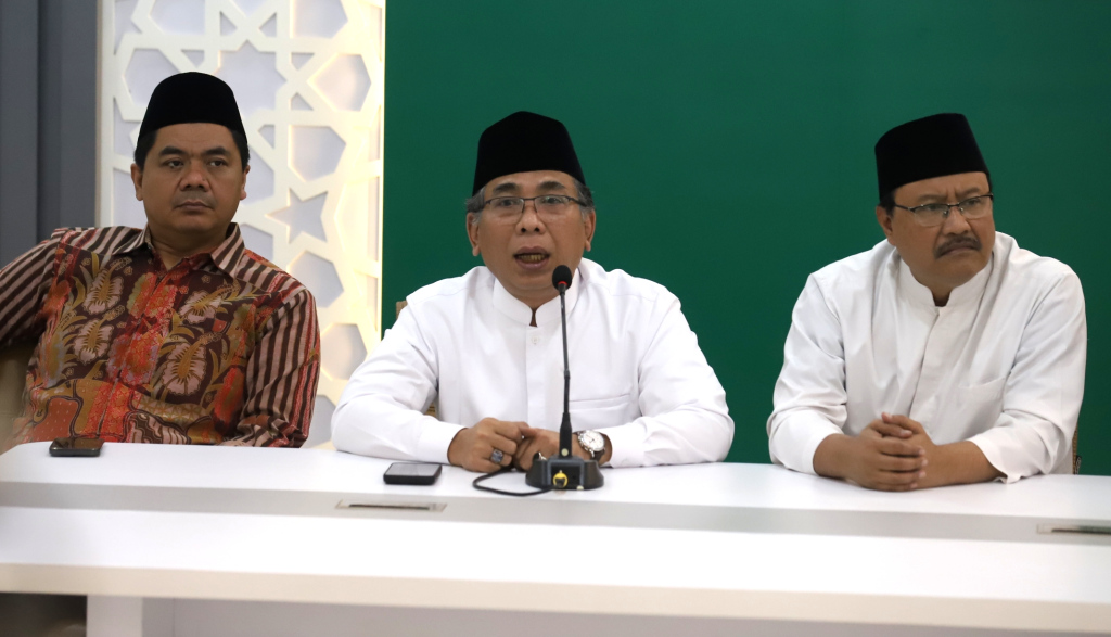 Ketua Umum PBNU Yahya Cholil Staquf alias Gus Yahya (tengah) saat memberikan keterangan pers beberapa waktu lalu. (BeritaNasional/Oke Atmaja).