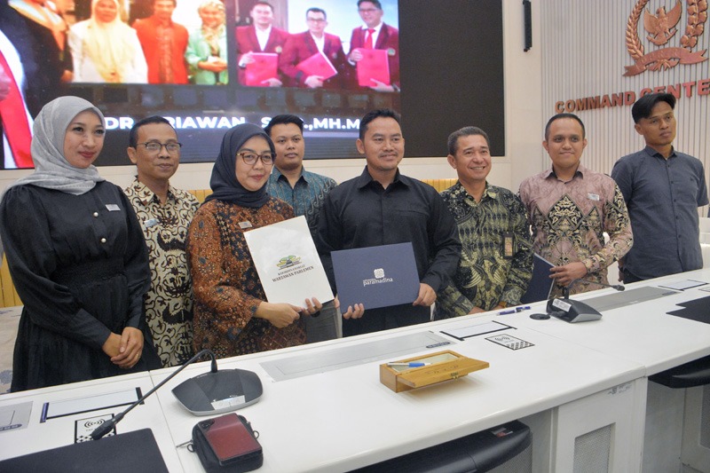 Penandatanganan MoU Ketua KWP Ariawan dan Wakil Rektor Universitas Paramadina Bidang Mutu dan Kerja Sama Iin Mayasari di gedung DPR Jakarta. (BeritaNasional/Ahda)