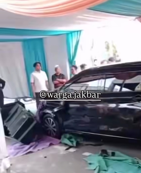 Mobil menyeruduk tenda acara maulid di Kembangan, Jakarta Barat. (Foto/Istimewa)