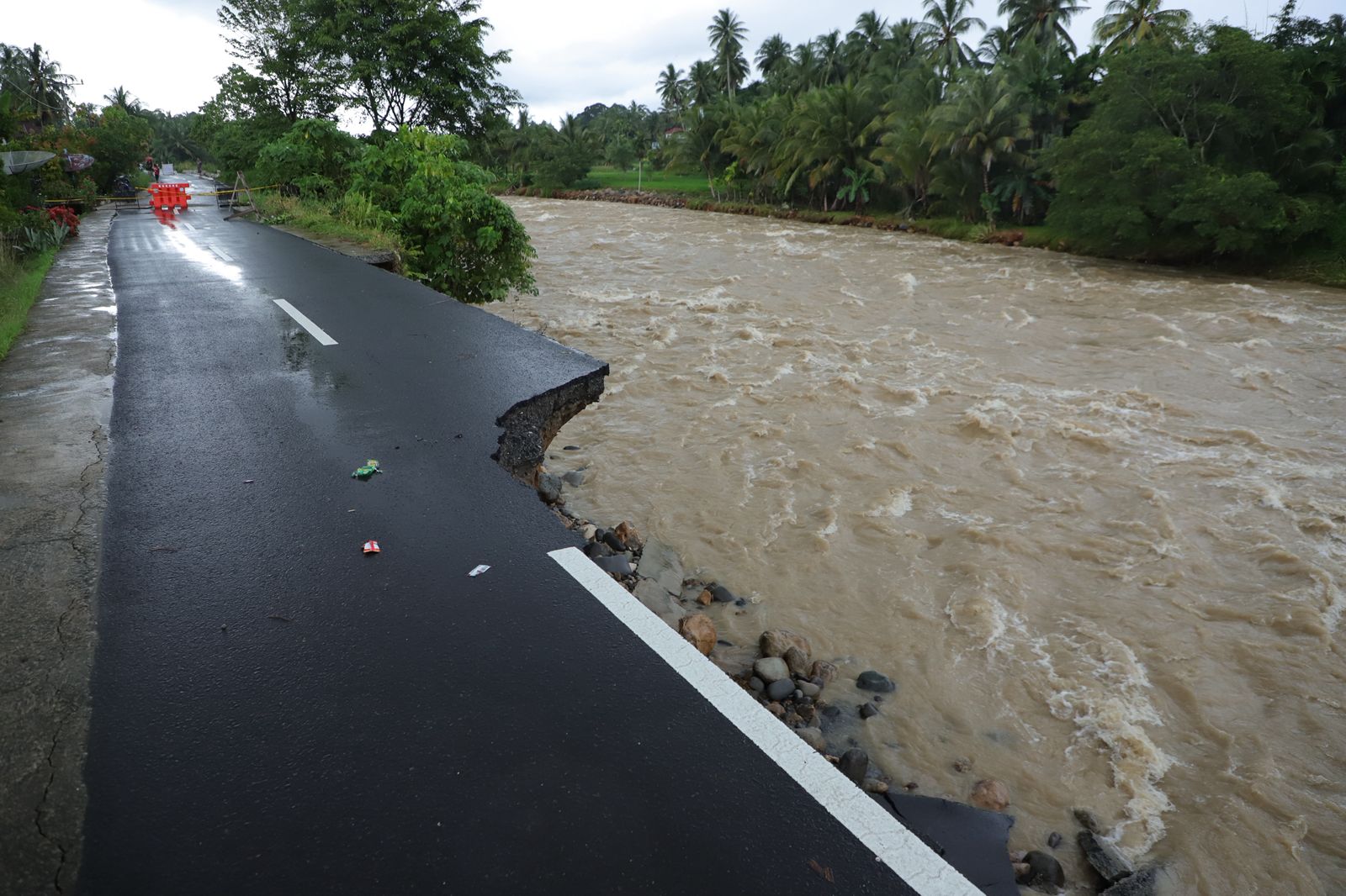Terjang banjir, jenazah lansia digotong warga Pasaman untuk dimakamkan-Akses Jalan Jambak-Lubuk Simatung, Padang Pariaman, Sumbar terputus Rabu (26/11/2025). (Foto/BNPB)