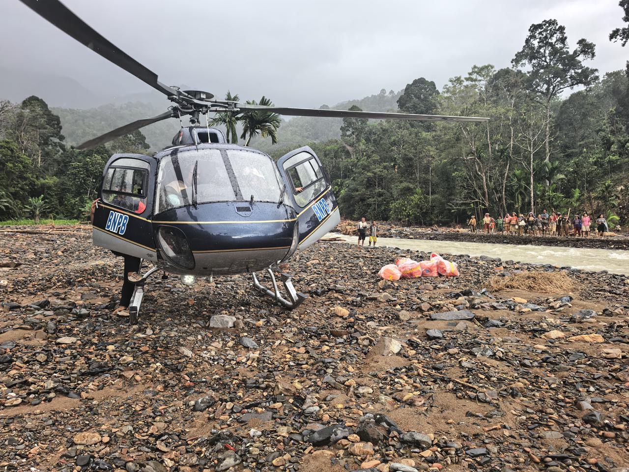Terobos Awan Tebal, Helikopter PK-RTQ Mendarat Darurat di Tepi Sungai untuk Salurkan Bantuan ke Desa Terisolasi. (Foto/BNPB)