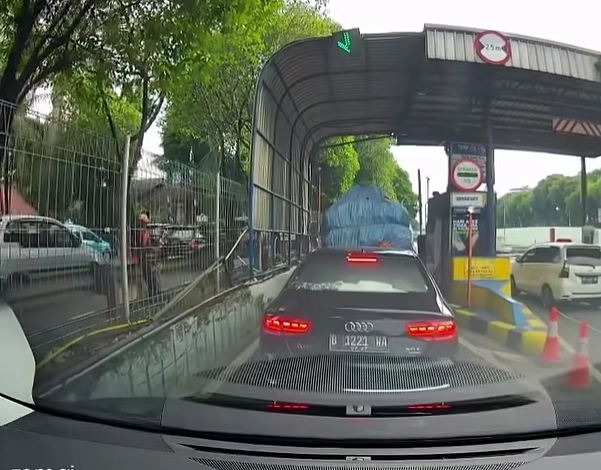 Rekaman detik mobil Audi menerobos pintu tol Ampera 1 Jakarta Selatan. (BeritaNasional/Bachtiarudin)