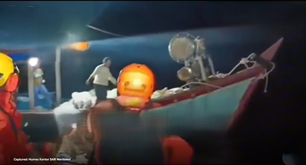 Terombang-ambing di laut, Tim SAR berhasil evakuasi 14 awak kapal di Mentawai dan Kupang-Penyelamatan kapal di Mentawai. (Foto/Instagram SAR Nasioanal)