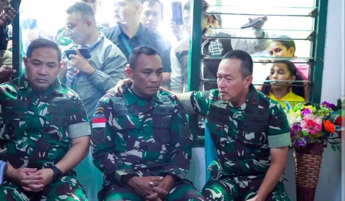 Pelda Chrestian Namo (tengah) adalah ayah almarhum Prada Lucky Chepril Saputra Namo. (Foto/Penkodam IX/Udayana)