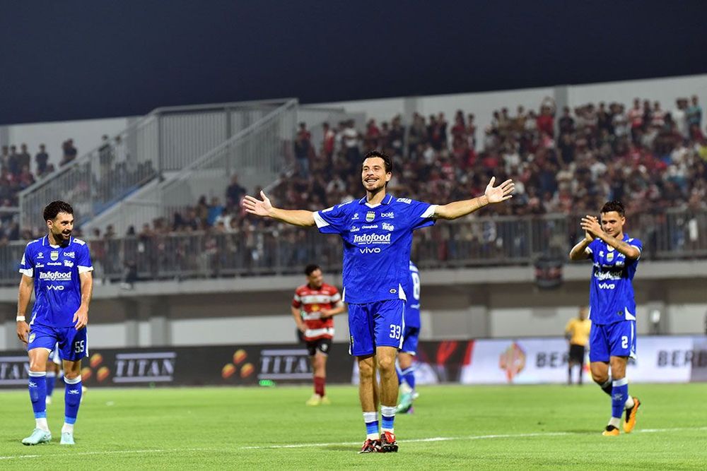 Penggawa Persib Bandung Thom Haye (tengah) berselebrasi usai mencetak gol. (Foto/Dok Persib)