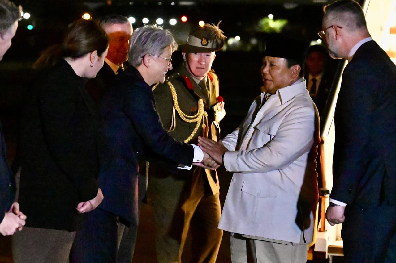Presiden Indonesia Prabowo Subianto (kanan) disambut delegasi dan pejabat pemerintah Australia. (Foto/BPMI)