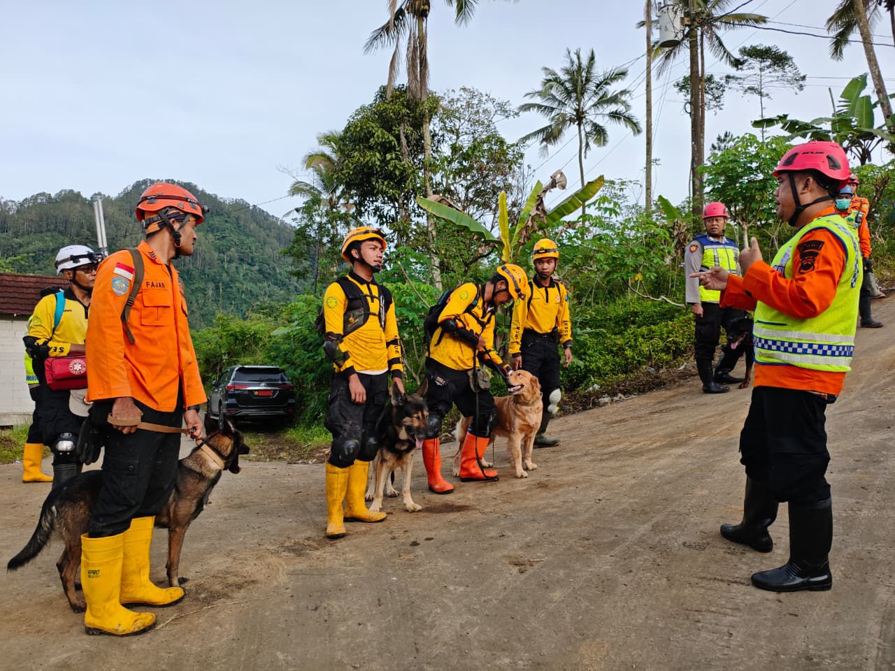 Tim SAR berkoordinasi mencari korban tanah longsor di Banjarnegara Jawa Tengah. (BeritaNasional/BNPB)