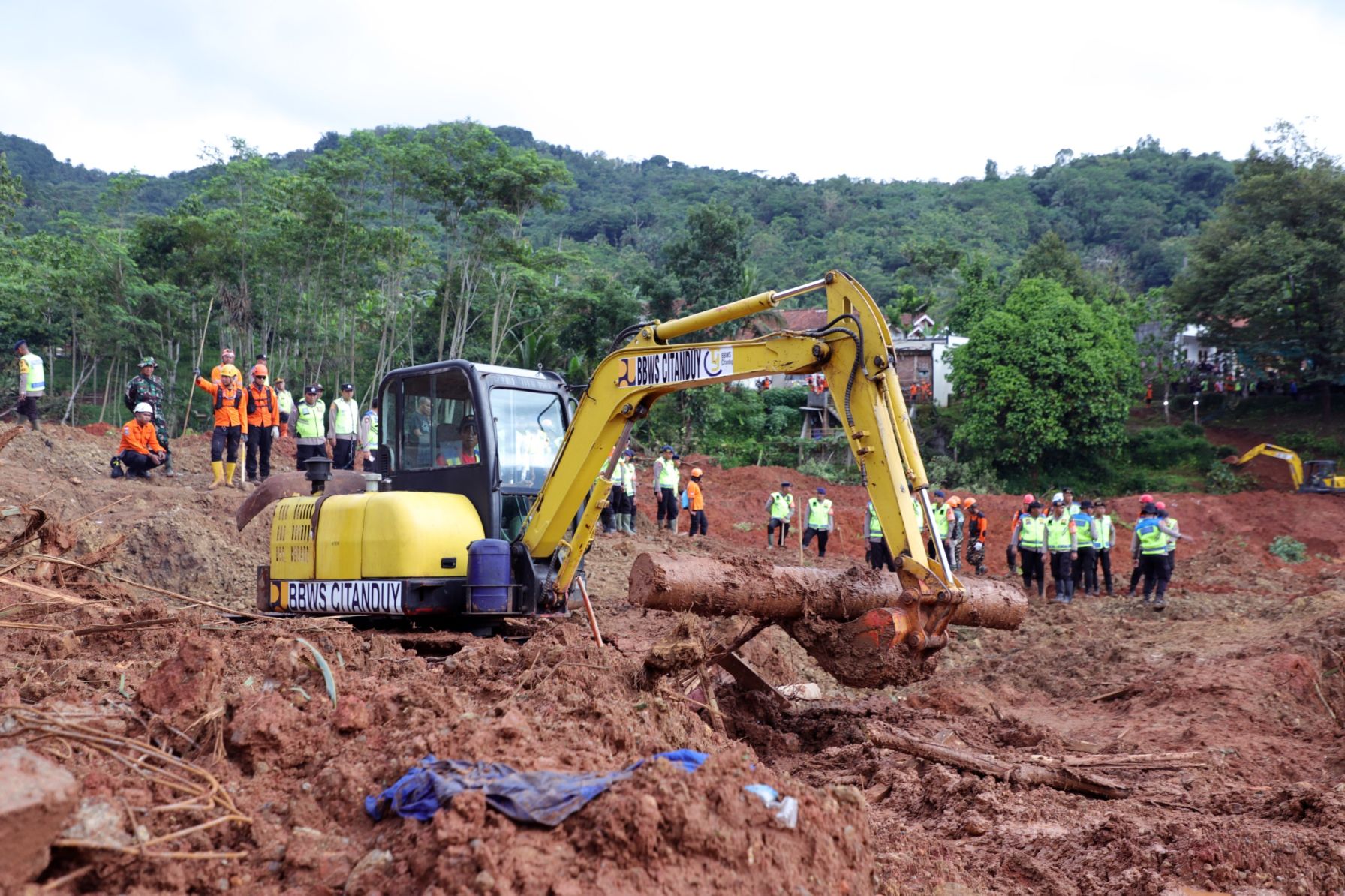 Tim SAR Gabungan persempit area pencarian 12 korban longsor Cilacap. (Foto/BNPB)