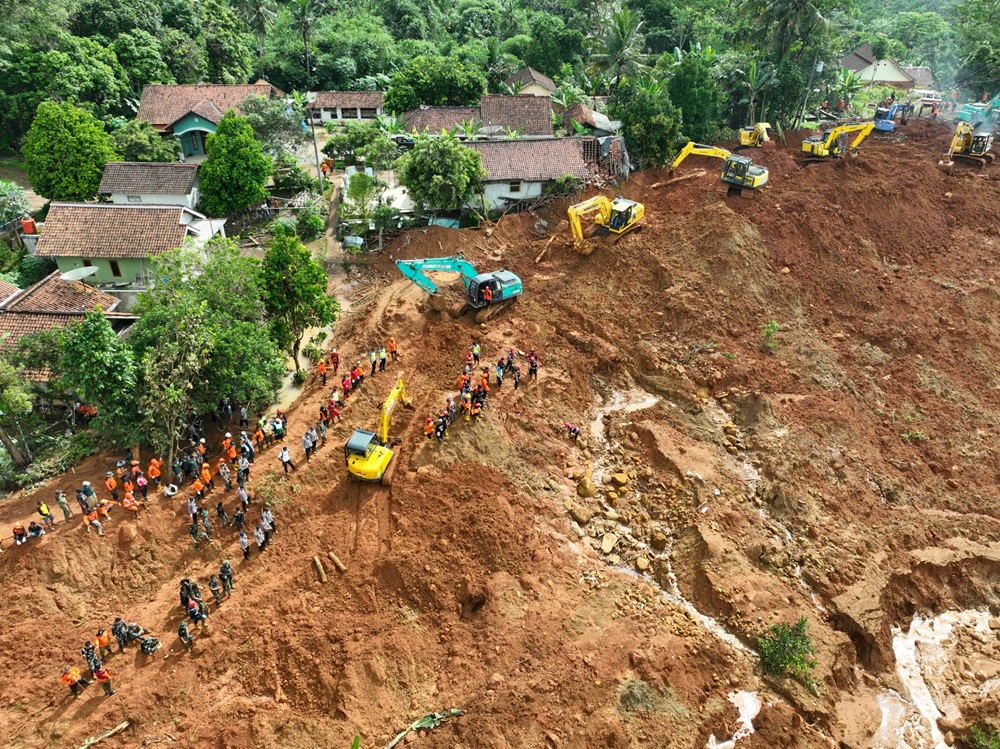 Pelaksanaan operasi pencarian dan pertolongan korban longsor di Desa Cibeunying, Kecamatan Majenang, Kabupaten Cilacap pada Minggu (16/11/2025). (Foto/BNPB)
